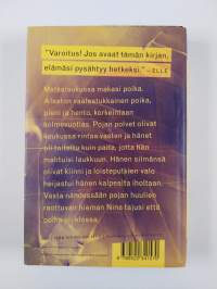 Poika matkalaukussa