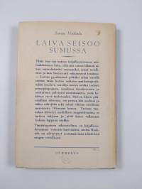 Laiva seisoo sumussa : romanttinen tarina
