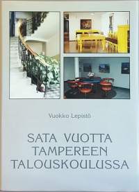 Sata vuotta Tampereen talouskoulussa. (Laitoshistoriikki, naiskasvatus, naisasiat)
