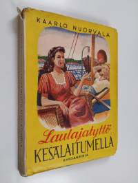 Laulajatyttö kesälaitumella