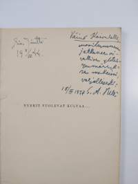 Nyrkit vuolevat kultaa... : taistelu &quot;Sarjojen sarjan&quot; tittelistä (signeerattu, tekijän omiste)