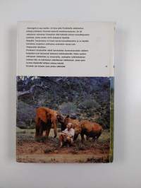 Afrikan eläinten parissa : Elämyksiä, havaintoja, tutkimustuloksia