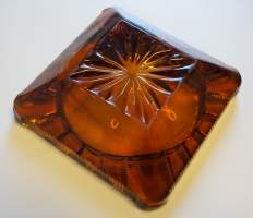 Tuhkakuppi lasia   9x9x3 cm