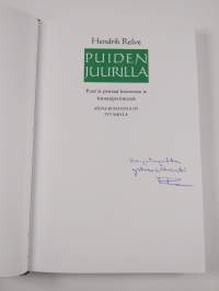 Puiden juurilla : puut ja pensaat luonnossa ja kansanperinteessä (signeerattu)