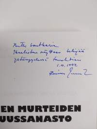 Suomen murteiden taajuussanasto = A frequency dictionary of Finnish dialects (signeerattu, tekijän omiste)