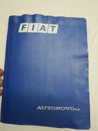 Fiat 127 kansio, sisältää auton mukana toimitetut kirjat ja painatteet -käyttöohjekirja ym.