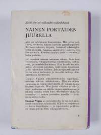 Nainen portaiden juurella