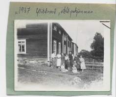 Pohjalaistalo ja sen asukkaat Ylihärmä 1937 - valokuva