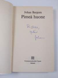 Pimeä huone (signeerattu, tekijän omiste)