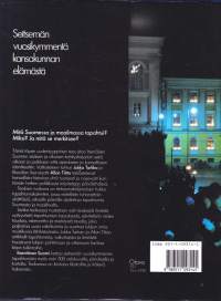 Itsenäinen Suomi - Seitsemän vuosikymmentä kansakunnan elämästä, 1987. Kronologisesti etenevä, monipuolinen kirja itsenäisen Suomen vaiheista maailmanhistoriassa