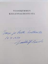 Vuosikymmen kielennauhoitusta : Suomen kielen nauhoitearkiston toimintaa v. 1959-1968 (signeerattu, tekijän omiste)