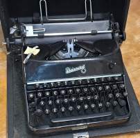 Kirjoituskone mekaaninen Rheinmetall + laukku
