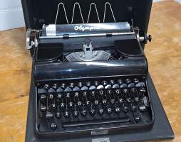 Kirjoituskone mekaaninen Olympia + laukku