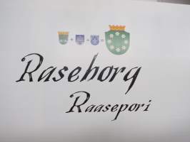 Raasepori - Raseborg -kolmen kunnan yhtyessä Ekenäs - Karis - Pojo / Tammisaari - Karjaa - Pohja syntyneen Raaseporin kaupungin historiaa &amp; nykypäivää, kolmikielinen
