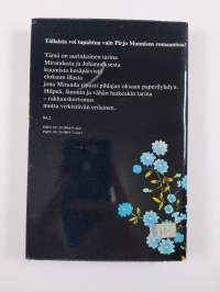 Pihlajan oksassa paperilyhty