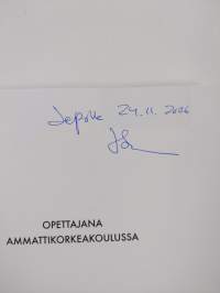 Opettajana ammattikorkeakoulussa (signeerattu, tekijän omiste)