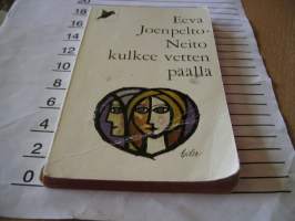 neito kulkee vetten päällä
