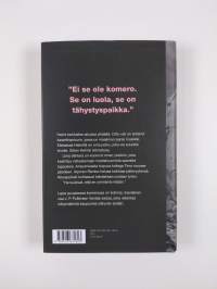 Lapsi punaisessa komerossa
