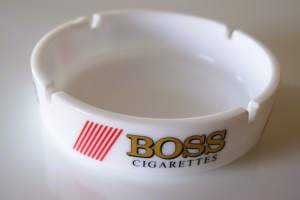 BOSS Cigarettes -  mainostuhkakuppi valkolasi 5x18 cm - tuhkakuppi