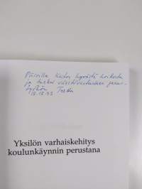 Yksilön varhaiskehitys koulunkäynnin perustana (signeerattu, tekijän omiste)