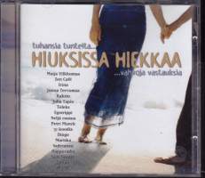 CD Kokoelma - Hiuksissa hiekkaa, 2004. WEA 5050467-4177-2-4. Katso kappaleet/esittäjät alta.