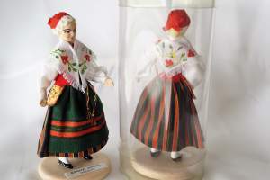 Kemiön puku -  kansallispukunukke - nukke /Käsinmaalattu ja   suomalaiseen kansallispukuun puettu 12 sm korkea nukke, joka onvalmistettu  1990-luvulla
