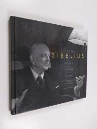 Jean Sibelius kodissaan = Jean Sibelius i sitt hem = Jean Sibelius at Home