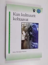 Kun kulttuurit kohtaavat : matkaopas maahanmuuttajan kohtaamiseen ja kulttuurien väliseen vuorovaikutukseen