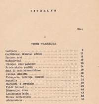 Täss&#039; ajassa muuttelevassa II. 1948. Kirjoittaja tarkastelee muistelmissaan kodin, yhteiskunnan ja yksilön ongelmia uskonnon näkökulmasta.