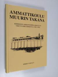 Ammattikoulu muurin takana : Riihimäen ammattioppilaskoulun viisi vuosikymmentä (1948-1998) (tekijän omiste, signeerattu)