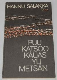 Puu katsoo kauas yli metsän