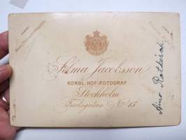 Aino Rotkirch, kuvattu Tukholmassa 1800-luvulla - kabinettikuva, toisessa kuvassa mainittu &quot;Kreivinna&quot; eli kreivitär?