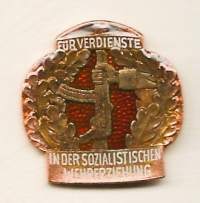 DDR  Fur Verdienste  IN DER SOZIALISTISCHEN WEHRERZIEHUNG - kunniamerkki sotilaskoulutuksessa 1 lk alkuperäisessä kotelossa