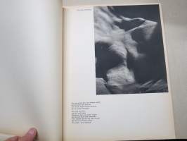 Ein Lied rauscht von den Bergen -Saksan vuoristomaisemia esitteleva kuvateos, annettu joululahjaksi isäntäperheelle Kemijärvellä v. 1942 saksalaisten toimesta
