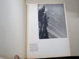 Ein Lied rauscht von den Bergen -Saksan vuoristomaisemia esitteleva kuvateos, annettu joululahjaksi isäntäperheelle Kemijärvellä v. 1942 saksalaisten toimesta