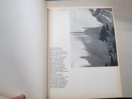Ein Lied rauscht von den Bergen -Saksan vuoristomaisemia esitteleva kuvateos, annettu joululahjaksi isäntäperheelle Kemijärvellä v. 1942 saksalaisten toimesta