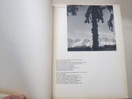 Ein Lied rauscht von den Bergen -Saksan vuoristomaisemia esitteleva kuvateos, annettu joululahjaksi isäntäperheelle Kemijärvellä v. 1942 saksalaisten toimesta