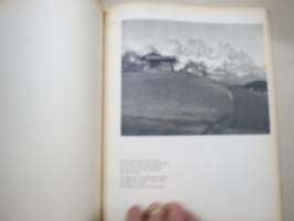 Ein Lied rauscht von den Bergen -Saksan vuoristomaisemia esitteleva kuvateos, annettu joululahjaksi isäntäperheelle Kemijärvellä v. 1942 saksalaisten toimesta