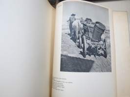Ein Lied rauscht von den Bergen -Saksan vuoristomaisemia esitteleva kuvateos, annettu joululahjaksi isäntäperheelle Kemijärvellä v. 1942 saksalaisten toimesta