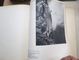 Ein Lied rauscht von den Bergen -Saksan vuoristomaisemia esitteleva kuvateos, annettu joululahjaksi isäntäperheelle Kemijärvellä v. 1942 saksalaisten toimesta