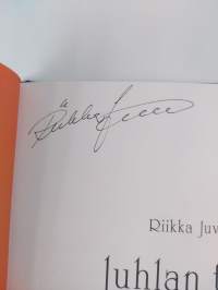 Juhlan tuntu (signeerattu)