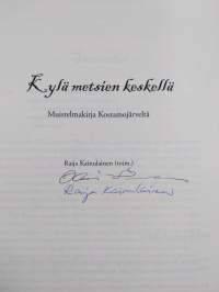 Kylä metsien keskellä : muistelmakirja Kostamojärveltä (signeerattu)