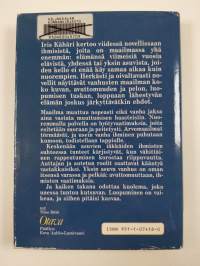 Asuu yksin : novelleja