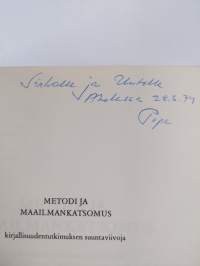 Metodi ja maailmankatsomus : kirjallisuuden tutkimuksen suuntaviivoja (signeerattu, tekijän omiste)