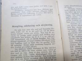 Skeppskocken - Hjälpreda för kockar och stuerter af Aina Panelius - Föreståndarinna för Kock- och suertskolan i Åbo -laivakokkien ja stuerttien oppikirja