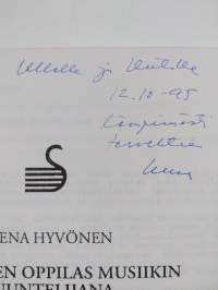 Ala-asteen oppilas musiikin kuuntelijana (signeerattu, tekijän omiste)