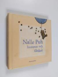 Nalle Puh hummar och tänker