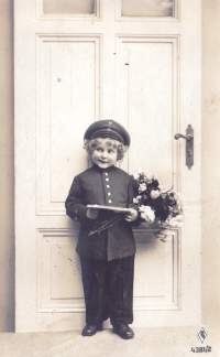 Postikortti I Maailmansota - 3 kortin erä: Kenttäpostia rintamalta 5.4.1917. Sotilaskuva kotipihassa. Hautajaissaatto Königsbergissä. (valokuvat, sota-aika)