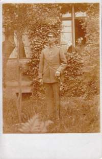 Postikortti I Maailmansota - 3 kortin erä: Kenttäpostia rintamalta 5.4.1917. Sotilaskuva kotipihassa. Hautajaissaatto Königsbergissä. (valokuvat, sota-aika)