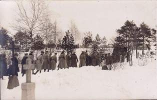 Postikortti I Maailmansota - 3 kortin erä: Kenttäpostia rintamalta 5.4.1917. Sotilaskuva kotipihassa. Hautajaissaatto Königsbergissä. (valokuvat, sota-aika)